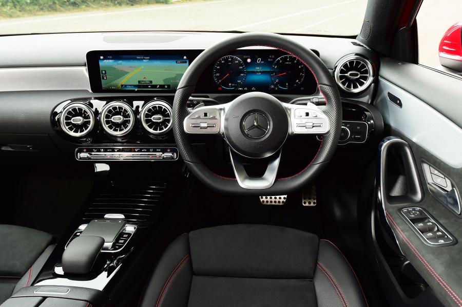 Торпедо Mercedes-Benz A200 AMG Line (W177) 2018 года  (UK) (фото 12 из 14)